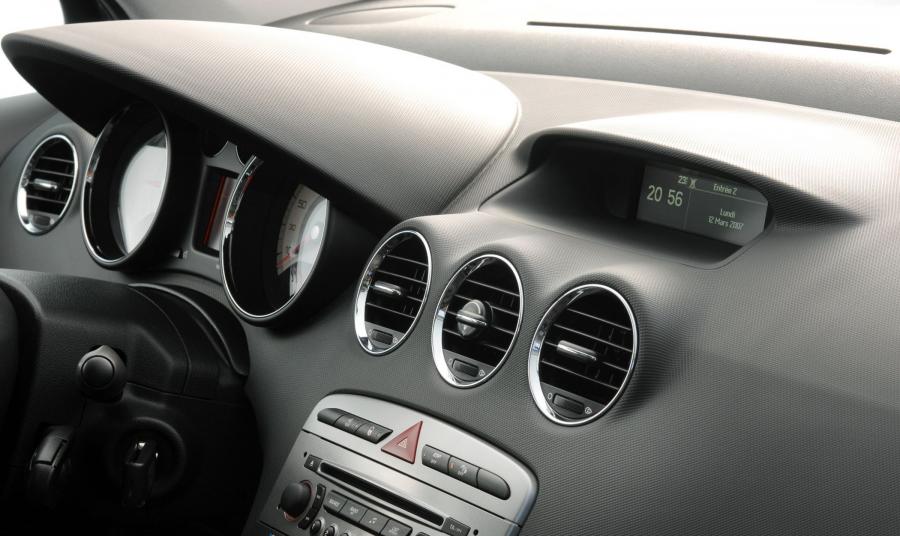  Peugeot 308 GT 2008 года  (фото 8 из 101)